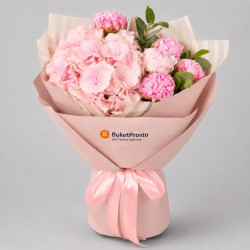 Букет из розовых пионов и розовой гортензии